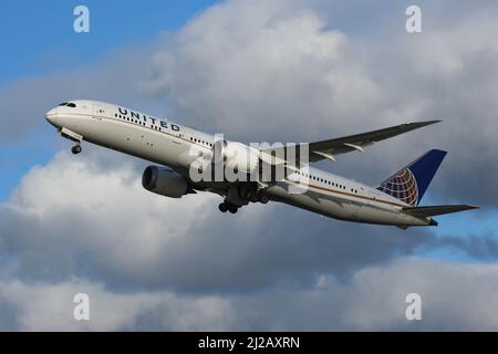 Eine Boeing 787 von United Airlines startet am Flughafen London Heathrow Stockfoto