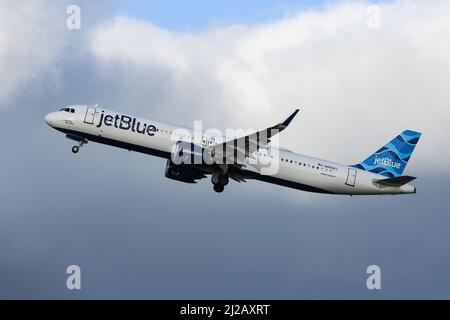 Ein von JetBlue Airways betriebener Airbus A321 NEO fährt vom Flughafen London Heathrow ab Stockfoto