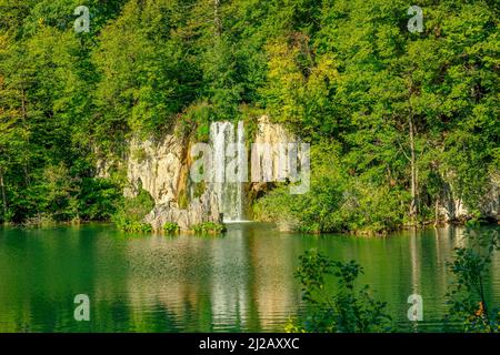 Proscansko-See oder Proscansko Jezero. Im Nationalpark Plitvicer Seen in Kroatien. Naturpark mit Seen und Wasserfällen in der Region Lika. UNESCO Stockfoto