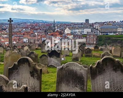 Die Stadt Whitby vom Friedhof der Kirche der Heiligen Maria aus gesehen. North Yorkshire an der Nordostküste Englands. Stockfoto