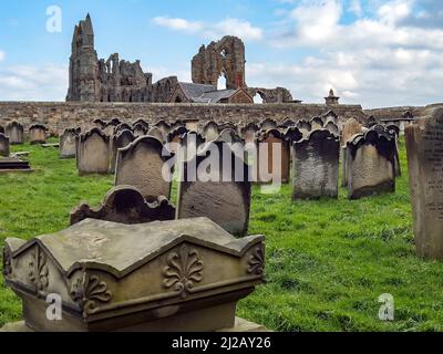 Blick auf die Ruinen der Abtei von Whitby vom Friedhof der Kirche der Heiligen Maria, einer anglikanischen Pfarrkirche in der Küstenstadt Whitby in North Yor Stockfoto