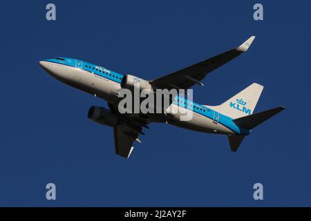 Eine von KLM betriebene Boeing 737 fährt vom Flughafen London Heathrow ab Stockfoto