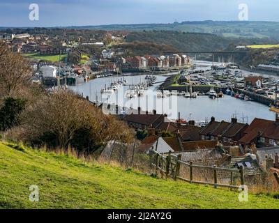 Die Stadt Whitby vom Friedhof der Kirche der Heiligen Maria aus gesehen. North Yorkshire an der Nordostküste Englands. Stockfoto