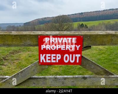 Schild an einem hölzernen Tor - Privateigentum - fernhalten Stockfoto