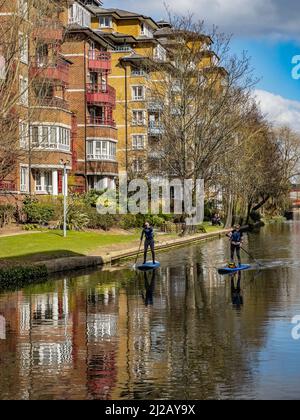 Der Grand Union Canal im Viertel Little Venice im Zentrum von London, Großbritannien. Stockfoto
