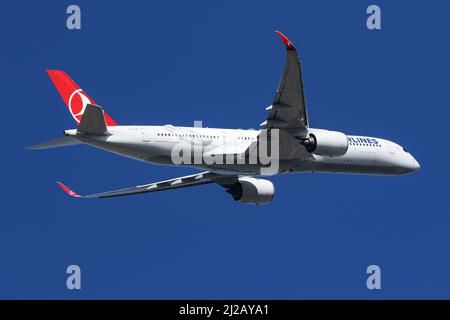 Ein Airbus A350 von Turkish Airlines startet am Flughafen London-Heathrow Stockfoto