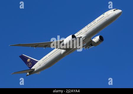 Eine von Saudia betriebene Boeing 787 verlässt den Flughafen London-Heathrow Stockfoto