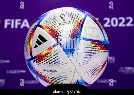 Der Adidas Al Rihla, der offizielle Spielball der FIFA Fußball-Weltmeisterschaft 2022, wurde im Rahmen einer Pressekonferenz nach dem FIFA-Kongress 72. im Doha Exhibition and Convention Center in Doha gezeigt. Bilddatum: Donnerstag, 31. März 2022. Stockfoto