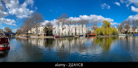 Panoramablick auf den Grand Union Canal im Viertel Little Venice im Zentrum von London, Großbritannien. Stockfoto