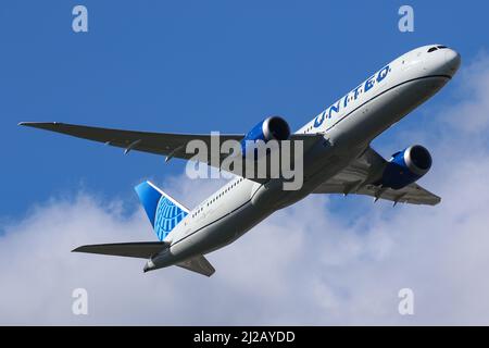 Eine Boeing 787 von United Airlines startet am Flughafen London Heathrow Stockfoto