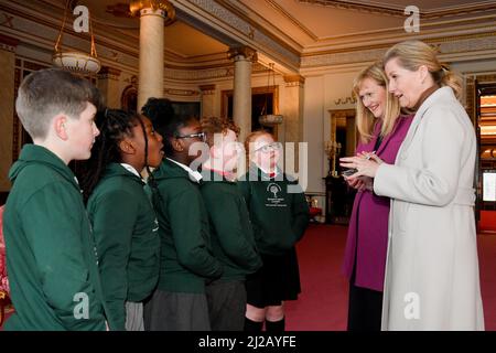 Die vierjährigen Schüler der Grange Park Primary School in Shropshire erhalten Gedenkmünzen zu 50 Pence, die die siebzig Jahre der Regierungszeit der Königin anprangen, von der Gräfin von Wessex, um den erfolgreichen Abschluss der Schüler zu feiern, die den Junior Forester Award erhalten haben, Nach der Pflanzung einer Ulme im Buckingham Palace Garden, die das Ende der offiziellen Pflanzsaison für die Queen's Green Canopy markiert, einer britischen Initiative zum Platin-Jubiläum, die ein dauerhaftes Vermächtnis in Anerkennung des 70-jährigen Dienstes der Queen für die Nation schaffen wird, Durch ein Netzwerk von Bäumen gepflanzt Stockfoto