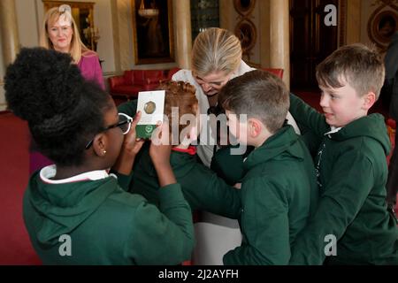 Die vierjährigen Schüler der Grange Park Primary School in Shropshire erhalten Gedenkmünzen zu 50 Pence, die die siebzig Jahre der Regierungszeit der Königin anprangen, von der Gräfin von Wessex, um den erfolgreichen Abschluss der Schüler zu feiern, die den Junior Forester Award erhalten haben, Nach der Pflanzung einer Ulme im Buckingham Palace Garden, die das Ende der offiziellen Pflanzsaison für die Queen's Green Canopy markiert, einer britischen Initiative zum Platin-Jubiläum, die ein dauerhaftes Vermächtnis in Anerkennung des 70-jährigen Dienstes der Queen für die Nation schaffen wird, Durch ein Netzwerk von Bäumen gepflanzt Stockfoto