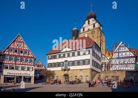 Malerischer Stadtplatz in Herrenberg, umgeben von den schönsten Fachwerkhäusern. Herrenberg ist eine Stadt mitten in Baden-Württemberg, Stockfoto