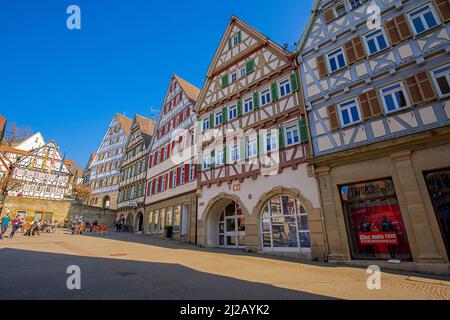 Malerischer Stadtplatz in Herrenberg, umgeben von den schönsten Fachwerkhäusern. Herrenberg ist eine Stadt mitten in Baden-Württemberg, Stockfoto