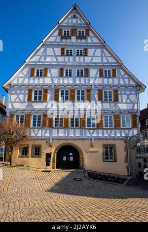 Malerischer Stadtplatz in Herrenberg, umgeben von den schönsten Fachwerkhäusern. Herrenberg ist eine Stadt mitten in Baden-Württemberg, Stockfoto