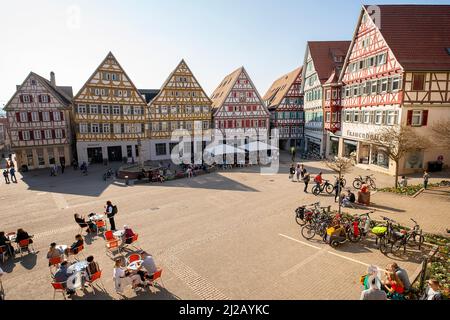 Malerischer Stadtplatz in Herrenberg, umgeben von den schönsten Fachwerkhäusern. Herrenberg ist eine Stadt mitten in Baden-Württemberg, Stockfoto