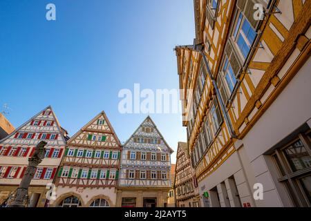 Malerischer Stadtplatz in Herrenberg, umgeben von den schönsten Fachwerkhäusern. Herrenberg ist eine Stadt mitten in Baden-Württemberg, Stockfoto