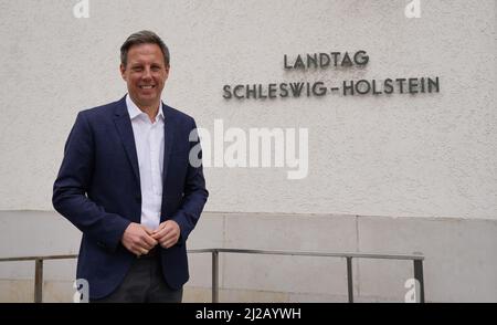 Kiel, Deutschland. 31. März 2022. Thomas Losse-Müller, Spitzenkandidat der SPD für die Landtagswahl, steht vor dem Kieler landtagsgebäude. Am 8. Mai 2022 wird in Schleswig-Holstein ein neues landtag gewählt. Kredit: Marcus Brandt/dpa/Alamy Live Nachrichten Stockfoto