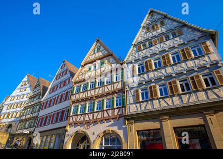 Malerischer Stadtplatz in Herrenberg, umgeben von den schönsten Fachwerkhäusern. Herrenberg ist eine Stadt mitten in Baden-Württemberg, Stockfoto