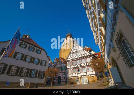 Malerischer Stadtplatz in Herrenberg, umgeben von den schönsten Fachwerkhäusern. Herrenberg ist eine Stadt mitten in Baden-Württemberg, Stockfoto