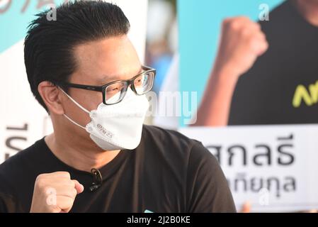 Bangkok, Thailand. 31. März 2022. HERR Sakoltee Phattiyakul (C), ehemaliger stellvertretender Gouverneur von Bangkok, die Gouverneurswahl in Bangkok, ein unabhängiger Kandidat, am 31. März 2022 im Rathaus der Metropolitan Administration Bangkok 2. (Foto von Teera Noisakran/Pacific Press) Quelle: Pacific Press Media Production Corp./Alamy Live News Stockfoto