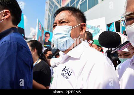 Bangkok, Thailand. 31. März 2022. Der ehemalige Gouverneur von Bangkok, Pol General Aswins Kwanmuang, ein unabhängiger Kandidat, um die Gouverneurswahlen am 31. März 2022 im Rathaus der Metropolitan Administration Bangkok 2 anzufechten. (Foto von Teera Noisakran/Pacific Press) Quelle: Pacific Press Media Production Corp./Alamy Live News Stockfoto