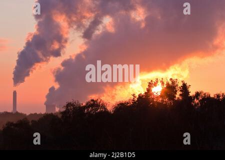 Sonnenaufgang über Rugeley Power Station Trient Tal auf Cannock Chase Bereich hervorragende natürliche Schönheit im Herbst Staffordshire England United King Stockfoto