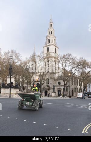 St. Clement Danes ist eine anglikanische Kirche in der City of Westminster, London. Es liegt außerhalb der Royal Courts of Justice am Strand Stockfoto