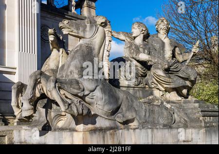 Statue von Neptun in einem Wagen (die Navigation), vor Der glamorgan Gebäude im Civic Center, cathays Park, Cardiff Stockfoto