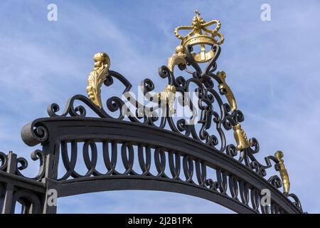 MADRID, SPANIEN - 23. JANUAR 2018: Panorama des Königspalastes von Madrid, Spanien Stockfoto