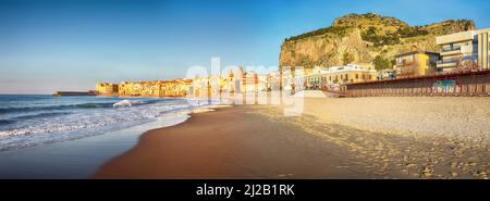 Atemberaubende Stadtlandschaft von Cefalu. Beliebtes Reiseziel des Mittelmeers. Ort: Cefalu, Provinz Palermo, Sizilien, Italien, Europa Stockfoto