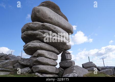 Die hoch aufragenden Granitfelsen stapeln den Cheesewring, der von Gletscheraktionen auf Stowes Hill auf Bodmin Moor in Cornwall hinterlassen wurde. Stockfoto