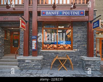 Banff, Alberta, Kanada – 30. März 2022: Außenansicht des Fast-Food-Restaurants „Banff Poutine“ in der Innenstadt Stockfoto