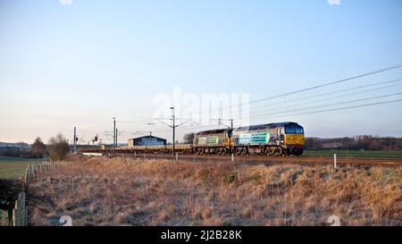 Direct Rail Services Baureihe 57 Lokomotiven 57003 + 57008 mit Güterzug auf der Hauptstrecke der Westküste in Cumbria am Plumpton Loop Stockfoto