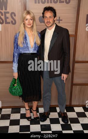 Dustin Demri-Burns und Guest nehmen an der britischen Premiere „Slow Horses“ im Regent Street Cinema am 30. März 2022 in London, England, Teil Stockfoto