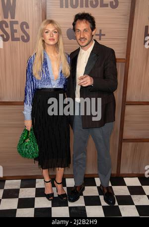 Dustin Demri-Burns und Guest nehmen an der britischen Premiere „Slow Horses“ im Regent Street Cinema am 30. März 2022 in London, England, Teil Stockfoto