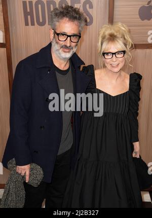 David Baddiel und Morwenna Banks nehmen an der britischen Premiere „Slow Horses“ im Regent Street Cinema am 30. März 2022 in London, England, Teil Stockfoto