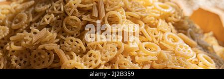 Haufen Pasta auf dem Lebensmittelmarkt. Stockfoto