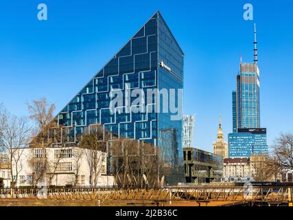 Warschau, Polen - 18. März 2022: Chmielna 89 Pyramid Office plaza und Varso Tower von HB Reavis im Geschäftsviertel Srodmiescie im Stadtzentrum von Warschau Stockfoto