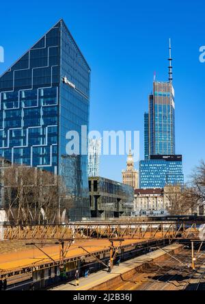 Warschau, Polen - 18. März 2022: Chmielna 89 Pyramid Office plaza und Varso Tower von HB Reavis im Geschäftsviertel Srodmiescie im Stadtzentrum von Warschau Stockfoto