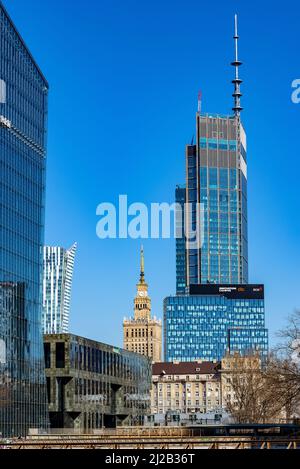 Warschau, Polen - 18. März 2022: Chmielna 89 Pyramid Office plaza und Varso Tower von HB Reavis im Geschäftsviertel Srodmiescie im Stadtzentrum von Warschau Stockfoto