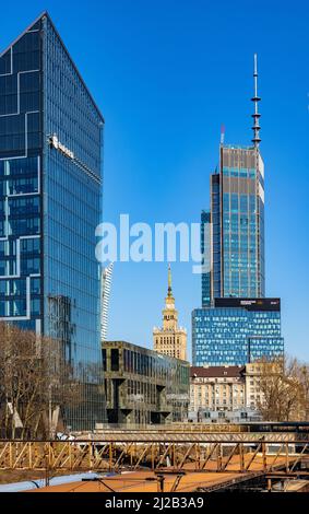 Warschau, Polen - 18. März 2022: Chmielna 89 Pyramid Office plaza und Varso Tower von HB Reavis im Geschäftsviertel Srodmiescie im Stadtzentrum von Warschau Stockfoto