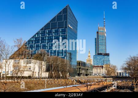 Warschau, Polen - 18. März 2022: Chmielna 89 Pyramid Office plaza und Varso Tower von HB Reavis im Geschäftsviertel Srodmiescie im Stadtzentrum von Warschau Stockfoto