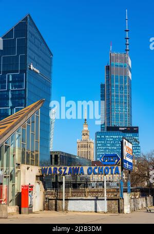 Warschau, Polen - 18. März 2022: Bahnhof Ochota mit Chmielna 89, Varso-Turm und Kultur- und Wissenschaftspalast im Stadtteil Srodmiescie Stockfoto