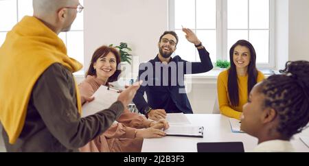 Bannerfoto des Mannes Kommunizieren Sie mit dem Redner beim Seminar Stockfoto