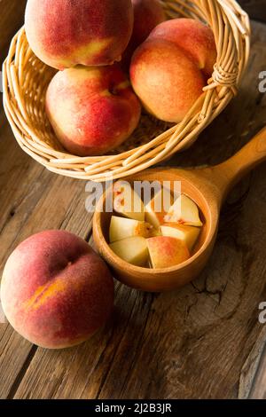 Frisch geschält von Pfirsichen Stockfoto