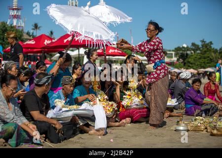 Seminyak, Bali - 10. August 2017: Traditionelle balinesische Feuerbestattung Stockfoto