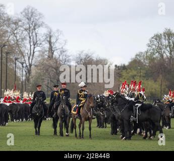 Hyde Park, London, Großbritannien. 31. März 2022. Die jährliche Inspektion des „Household Cavalry Mounted Regiment“ durch den Generalmajor, ein Schlüsselelement der diesjährigen Feierlichkeiten zum „Platinum Jubilee“, findet auf den alten Fußballfeldern unter den Augen des Generalmajors Christopher John Ghika CBE statt. Es ist ein Test, den die Einheit seit Jahrhunderten durchlebt hat, und einen, den sie bestehen müssen, um an den bevorstehenden staatlichen Zeremonialpflichten teilzunehmen. Quelle: Malcolm Park/Alamy Live News. Stockfoto