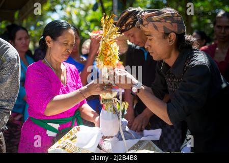 Seminyak, Bali - 10. August 2017: Traditionelle balinesische Feuerbestattung Stockfoto