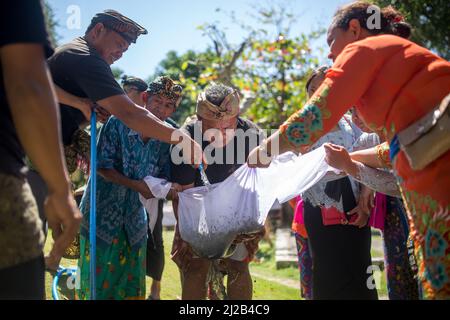 Seminyak, Bali - 10. August 2017: Traditionelle balinesische Feuerbestattung Stockfoto